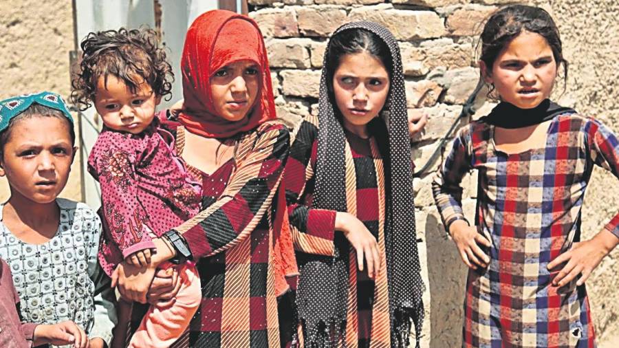 UNICEF: niños esperando la vacuna de la polio, antes de la llegada al poder de los talibanes.