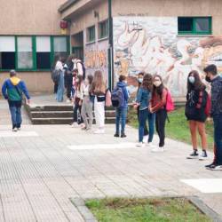 Colas para entrar en un instituto compostelano, el primer día del curso escolar que ahora termina. Foto: Antonio Hernández 