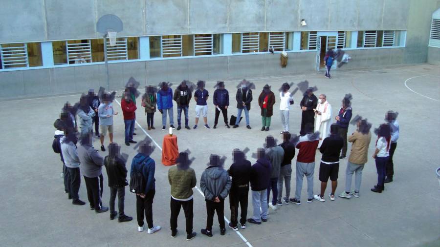 Los peregrinos en el patio de la cárcel durante la ceremonia de inauguración del particular Camino. Foto: Xavier Rodríguez