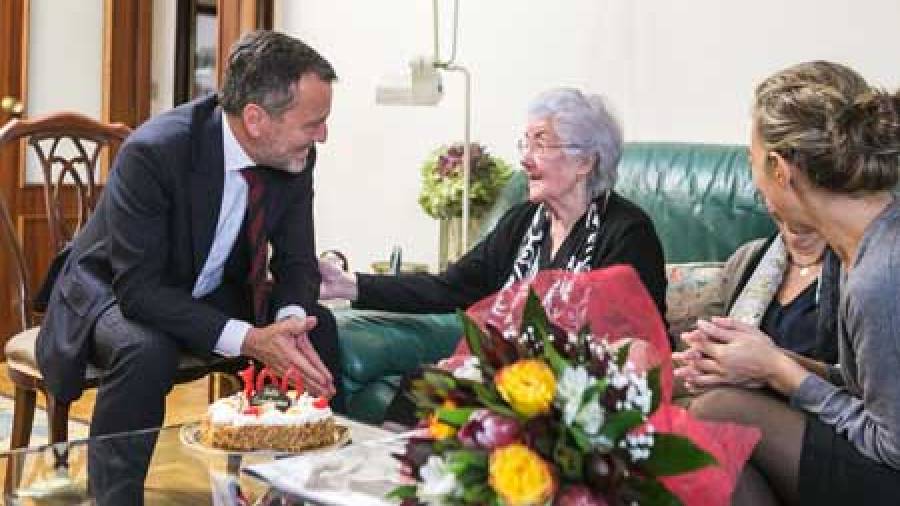 Hernández felicita unha veciña de Fontiñas con motivo do seu 100 aniversario