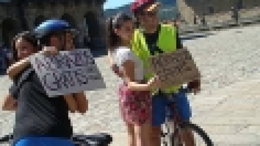Sorprenden a turistas regalando abrazos en la plaza del Obradoiro