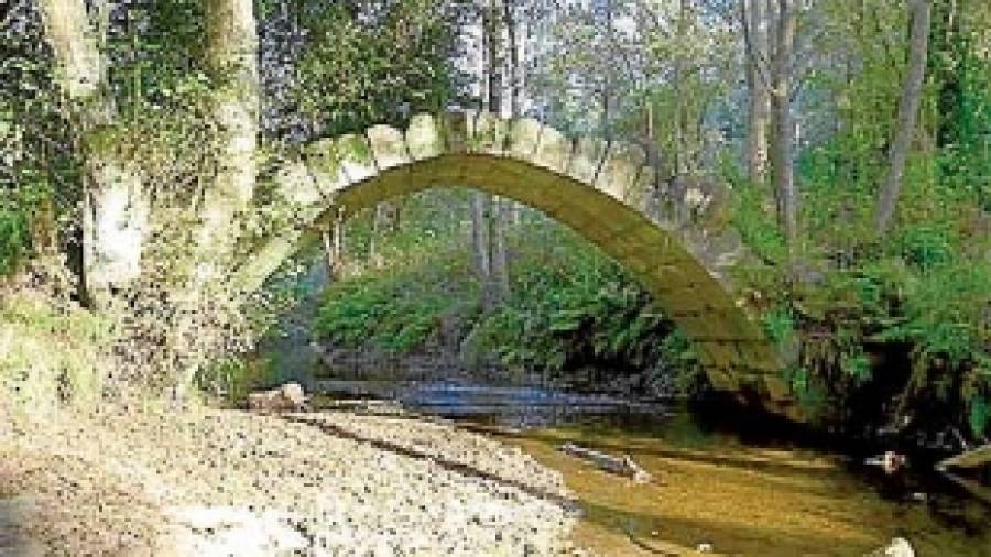 El puente medieval sobre el río Sieira que desafía la gravedad