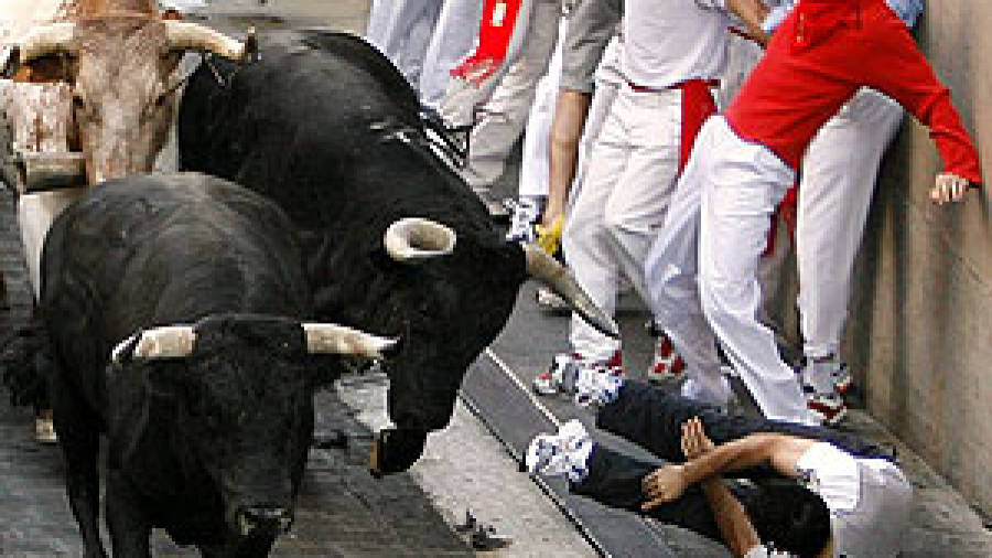 Un toro descolgado protagoniza un encierro emocionante con presencia masiva de corredores