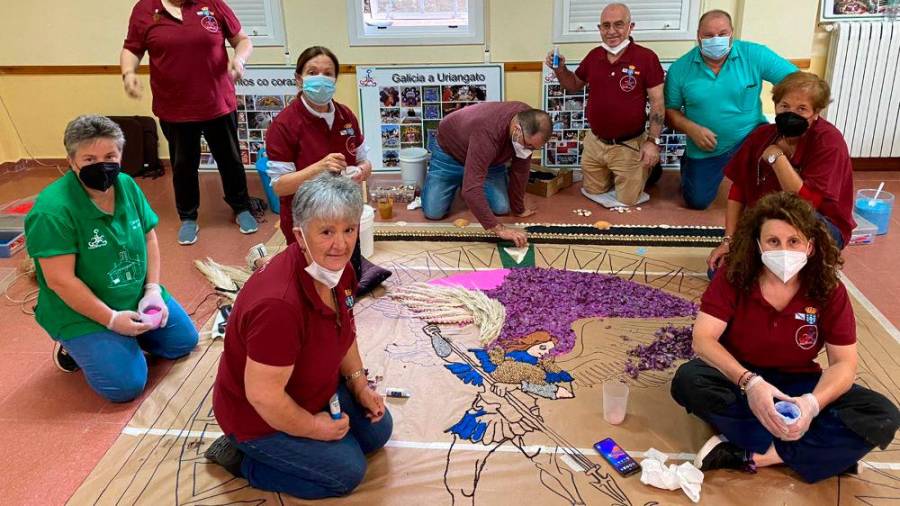 CREATIVIDAD. Un grupo de alfombristas elaboran una pieza en el encuentro celebrado en el Pazo de Rianxiño. Fotos: C.F.C.