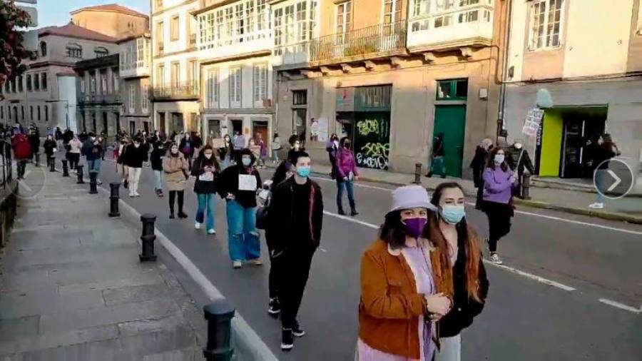 Unha enorme ringleira de mulleres enchen as rúas de Santiago