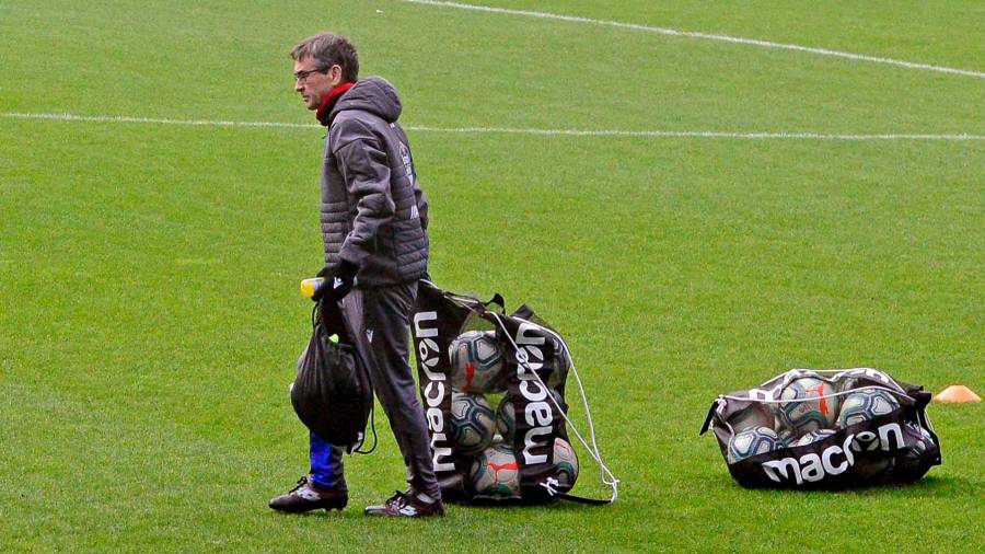 ADIÓS Fernando Vázquez arrastra un saco de balones en un entrenamiento con el Deportivo en Riazor. Foto: Almara