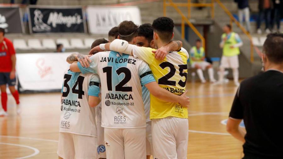 A SEGUIR Los jugadores del Santiago Futsal, celebrando un tanto. Foto: Antonio Hernández