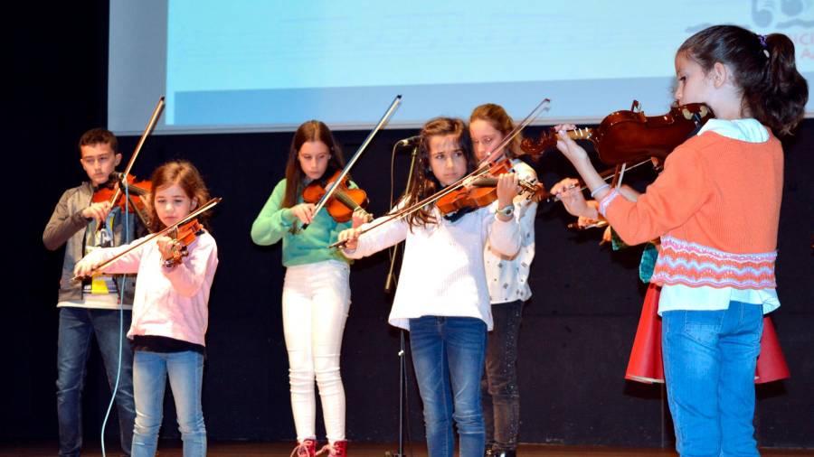Alumnos da Escola Municipal de Música de Ames, a EMMA, nun concerto. Foto: EMMA