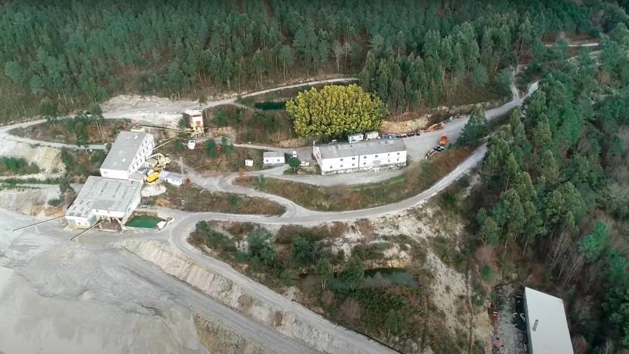 Vista aérea do complexo mineiro de San Finx, en Lousame, no que din que se están a producir os vertidos ilegais. Foto: E. A. 