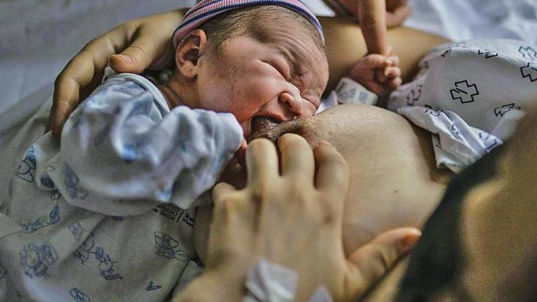 vida. Una madre, que acaba de dar a luz en el hospital de Ourense, intentando que su bebé comience a mamar. Foto: Brais Lorenzo / EFE / Archivo 