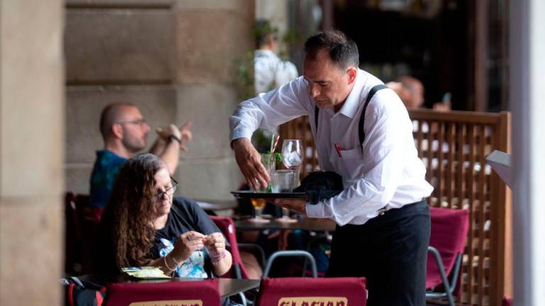 trabajo. Un camarero recogiendo mesas en un restaurante. Foto: Europa Press