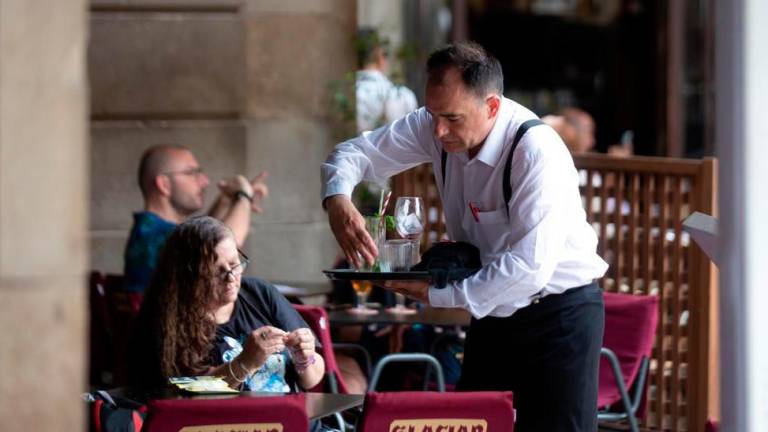 SECTOR SERVICIOS. Un camarero recogiendo mesas en un restaurante. Foto: E.press /Archivo.