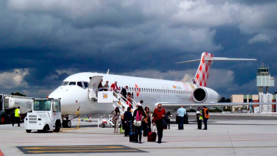 Volotea desembarcó de nuevo en Lavacolla este verano para realizar conexiones aéreas entre Santiago y las islas Baleares. Foto: Fernando Blanco