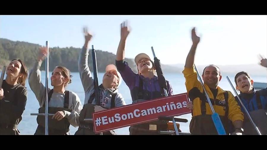 Un grupo de mariscadores de Camariñas amosando o seu orgullo por pertencer a este municipio. Foto: Confraría de Camariñas