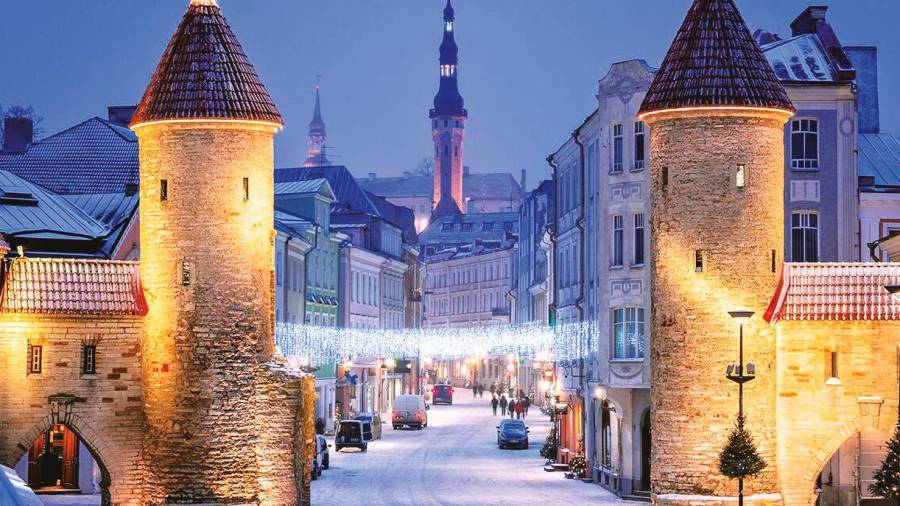 La mejor época, sin duda, para visitar la capital de Estonia es durante el mes de diciembre, cuando la ciudad se cubre con las luces navideñas.