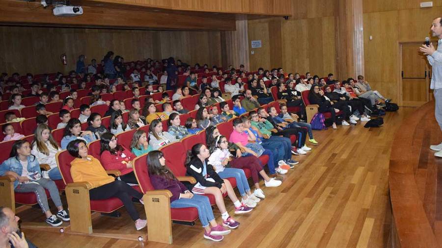 Trescentos estudantes de Valga e da contorna asistiron no auditorio ao concerto didáctico Deriva