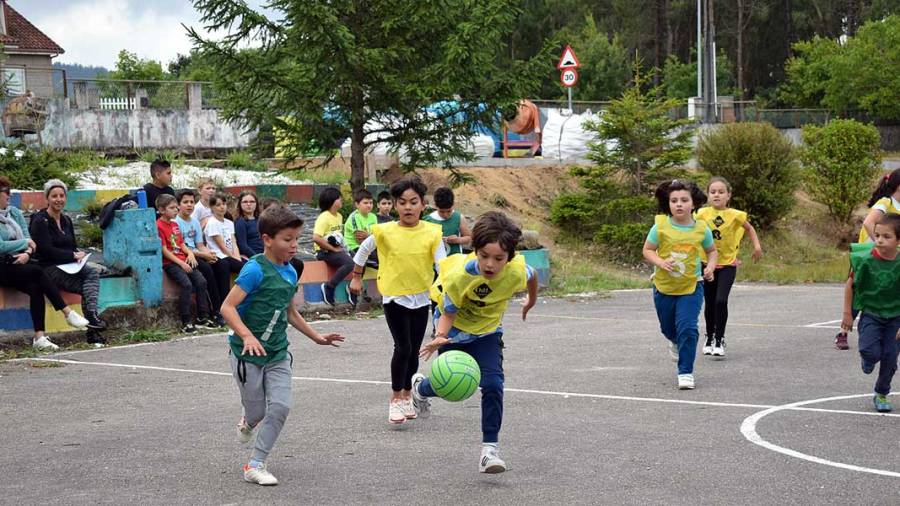 Más de 300 alumnos do colexio de Baño participaron nas xornadas deportivas organizadas pola ANPA