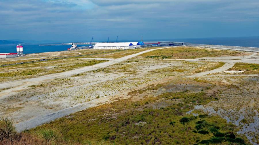 La amplia explanada este del puerto de punta Langosteira; la terminal de Repsol se ubicará en la parte más cercana, en el centro, y a la derecha irá la de Oil Deposit Corunna. Foto: Almara