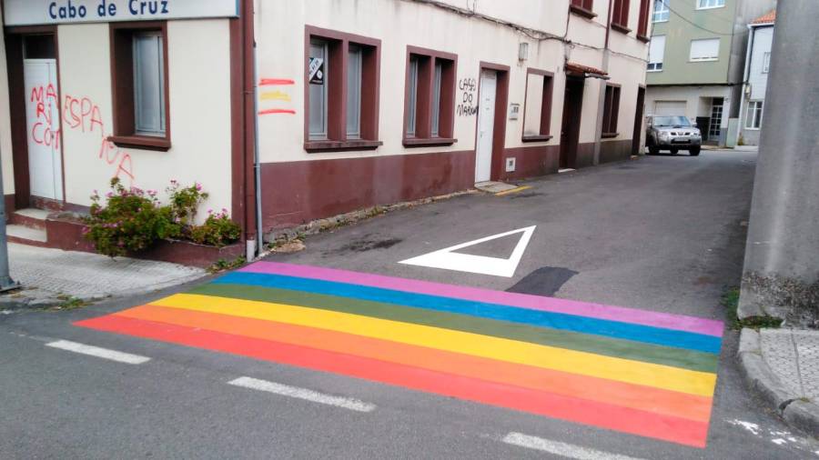 BOIRO. O Concello pintou un paso de peóns coas cores da bandeira LGTBIQ xunto ao edificio no que apareceron pintadas homófobas contra un veciño que colocou a bandeira da diversidade sexual na xanela. Foto: C.B. 