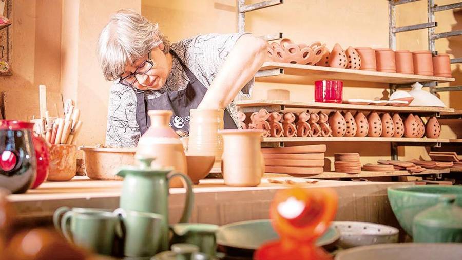 A oleira Carmen Isabel Labrador traballando no torno que ten no seu taller adicado á cerámica de Buño. Foto: O Falsete