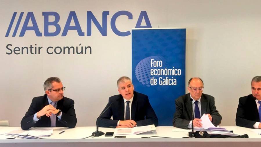 Patricio Sánchez, izquierda, Santiago Lago, Fernando González-Laxe y José Francisco Armesto Pina, el núcleo duro detrás de los informes de coyuntura del Foro Económico de Galicia.