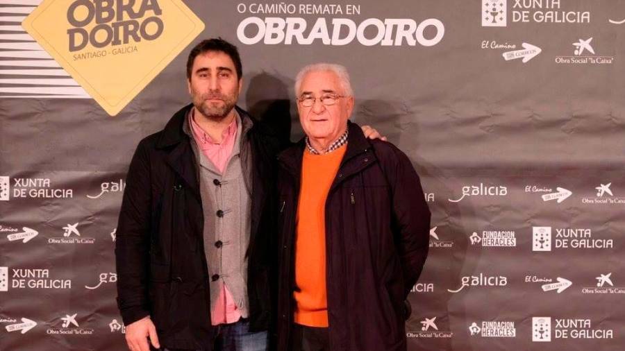 Manuel con su hijo Gonzalo, técnico del Obradoiro desde 2010. Foto: GR