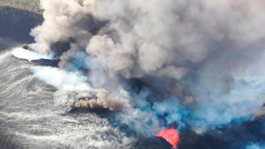 Columna de humo del volcán de La Palma este domingo. Foto: ECG