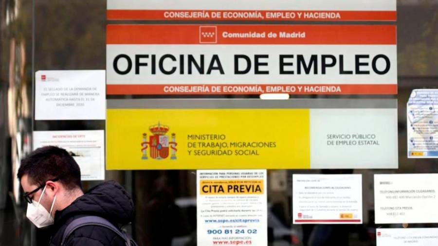 Empleabilidad. Joven pasando en frente a la oficina de empleo en el contexto post pandemia en España. Foto: E. Press