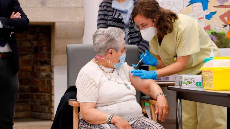 Nieves Cabo, a primeira galega en vacinarse, recibindo a terceira dose da vacina na residencia Porta do Camiño de Santiago. Foto: Antonio Hernández
