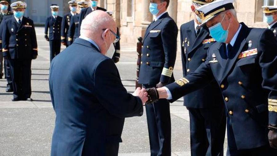 El almirante del Arsenal Antonio Duelo Menor entrega la medalla a Pedro Sanz. Foto: C.B.