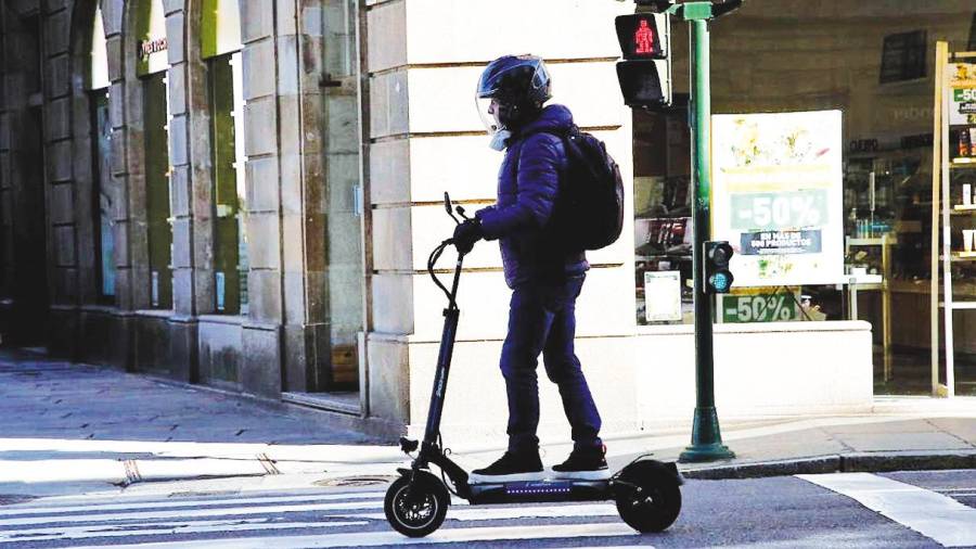 El uso de patinetes eléctricos es cada vez más frecuente en la capital gallega. Foto: ECG