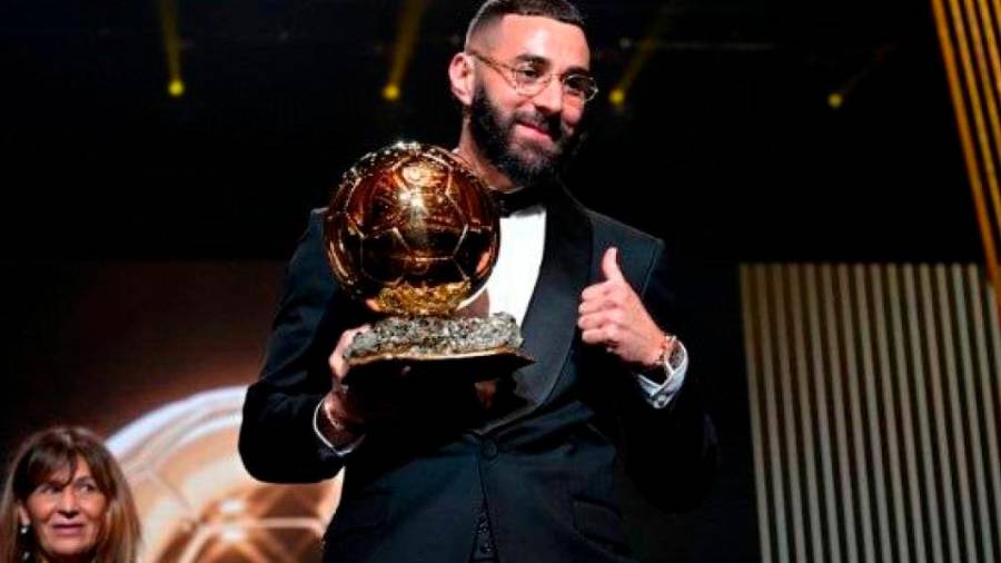 Karim Benzemá posa orgulloso tras recibir un merecido Balón de Oro en la gala celebrada en París