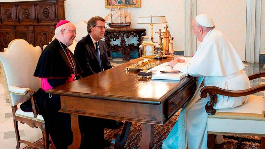 Feijóo y monseñor Barrio trasladaron en persona al papa el pasado junio la invitación para visitar Santiago. Foto: Vatican Media 