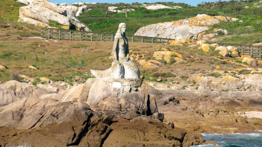 Imaxe da emblemática escultura da serea da illa ribeirense de Sálvora, un dos destinos destas rutas. Fotos: Cruceros do Ulla