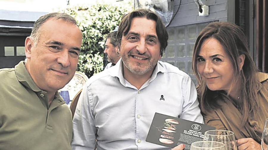 Uno de los propietarios de Discarlux, José Portas, en el centro, con el periodista Xavier Fortes