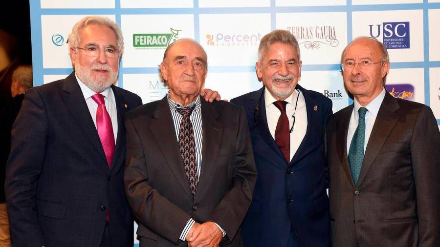 El presidente del Parlamento, Miguel Santalices, izquierda, Carlos Mella, Xesús Palmou y José María Farto. FOTO: F. Blanco, A. Hernández, P. Sangiao y E. Álvarez