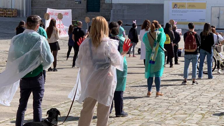 Asistentes vestidos con batas de quirófano imploran la liberación de los animales. <i>Fotografía: Javier Rosende</i>