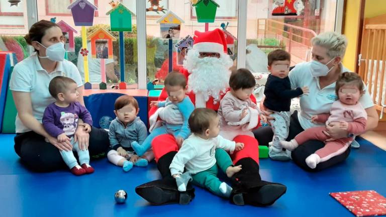 Unha anterior visita de Papá Noel aos máis cativos do Concello de Ames. Foto: CDA