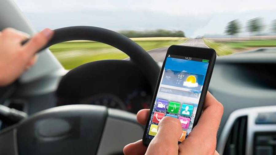 La ley prevé la pérdida de seis puntos por conducir con el móvil en la mano. Foto: Revista DGT