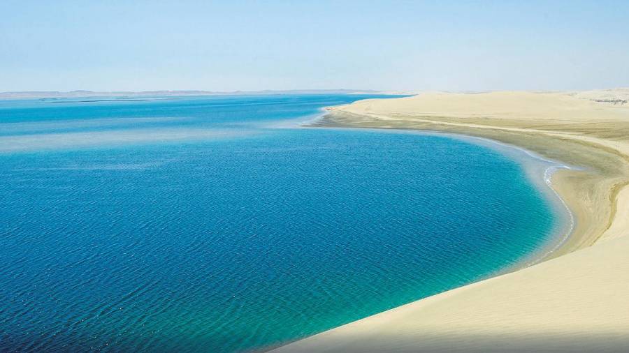 Khor Al-Adaid. Próximo a la frontera saudí, este precioso mar interior es el lugar perfecto para ver las estrellas y la mayor atracción natural de Qatar