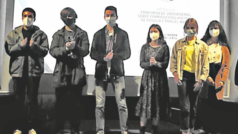 O alumno do IES do Milladoiro Eloi Zabala, 3.º esquerda, cos outros premiados. Foto: CM