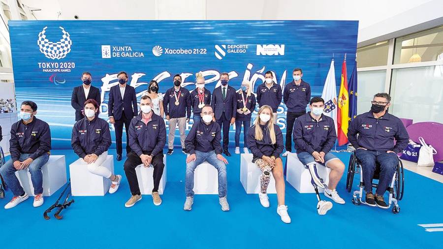 HOMENAXE Foto de familia tras o acto cos deportistas paralímpicos galegos. Foto: Xunta