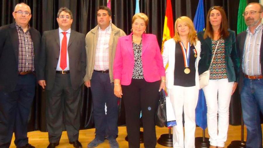 Camargo, segundo izquierda, junto a exalcaldes de la comarca, vecinas e Isabel Ares, quinta, con la medalla Pedro Ernesto. Foto: CSC