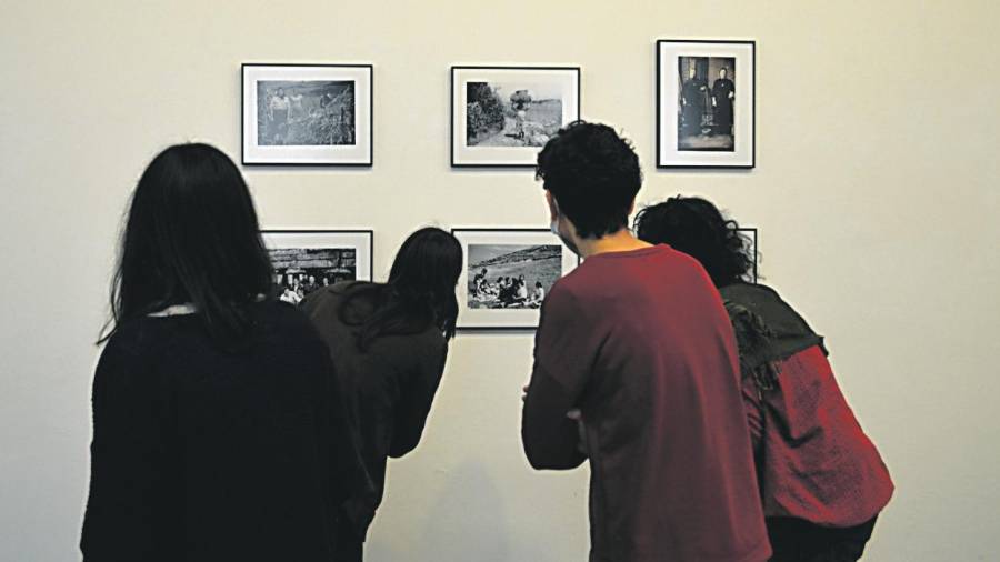 Cultura. Os socios do Museo observando a súas achegas a través de fotografías. Foto: MPG