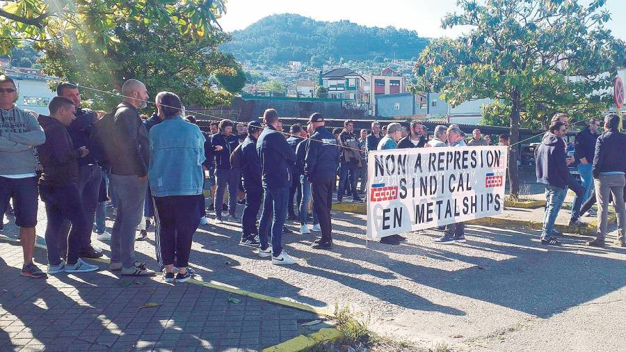 Concentración de los trabajadores a las puertas del astillero Metalships. Foto: E. Press