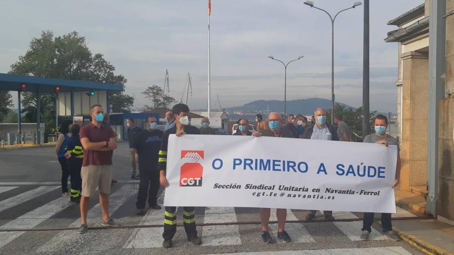 a las puertas. Protesta convocada este miércoles por el sindicato CGT ante Navantia-Ferrol. Foto: Torrente