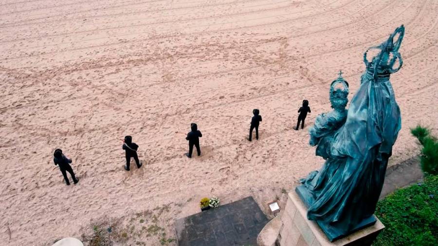 ante la guadalupe. Puro Relajo en plena grabación del videoclip en la playa rianxeira de Quenxo, a los pies de la escultura de la Virgen de Guadalupe, del escultor alemán Bert Gerresheim. Fotos: P.R.