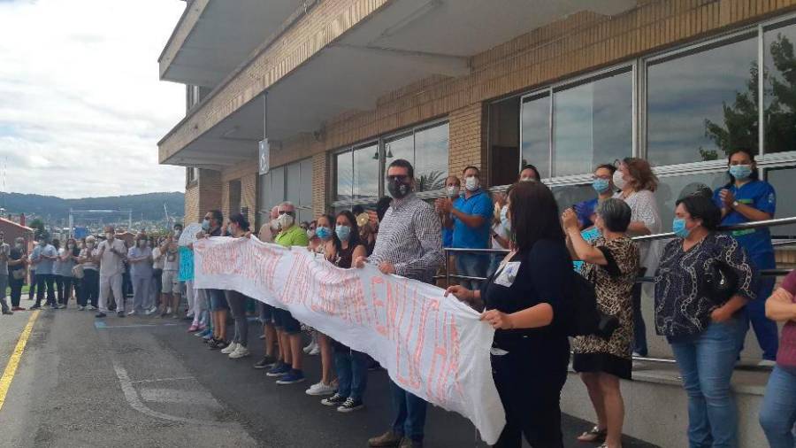 EN LUCHA. Protesta de los trabajadores del Juan Cardona, celebrada este martes ante el hospital. Foto: Torrente 