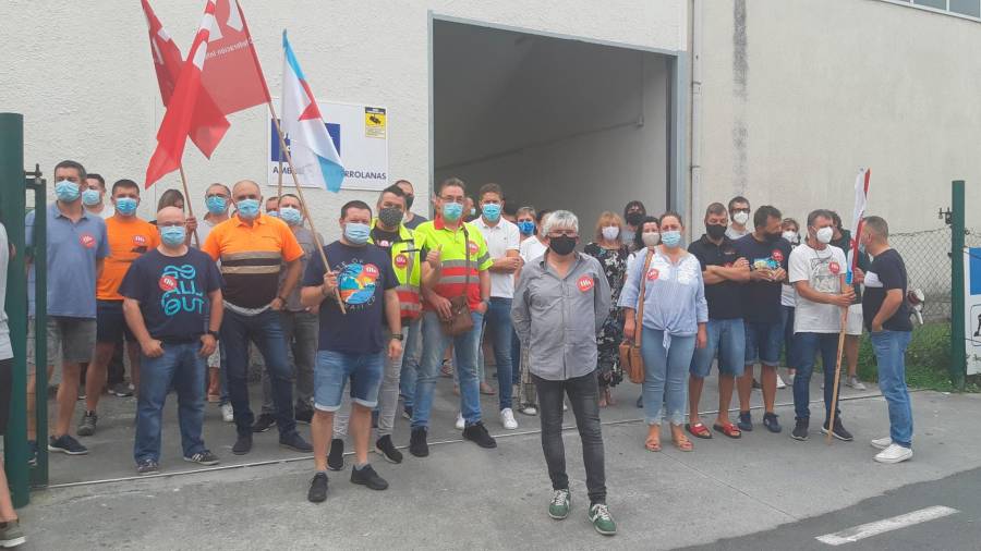 CATABOIS. Operarios das ambulancias de Ferrol, na protesta en apoio ao traballador sancionado. Foto: Torrente