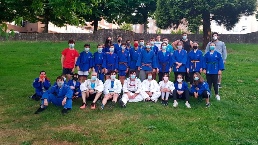 PROTEGIDOS Los judokas integrantes del Compostela, con las pertinentes mascarillas. Foto: CJC